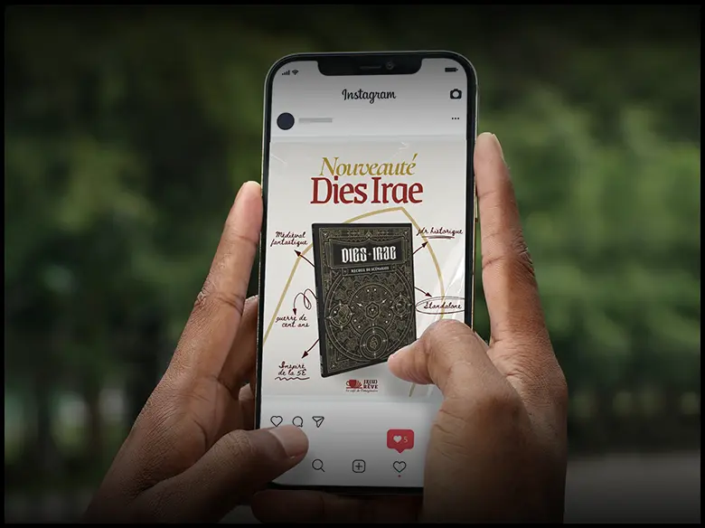 un telephone portable dans des mains regardant un post instagram